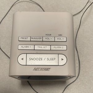 Nelsonic Alarm/AM /Radio